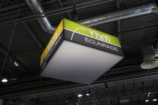 Enseigne suspendue avec éclairage intérieur